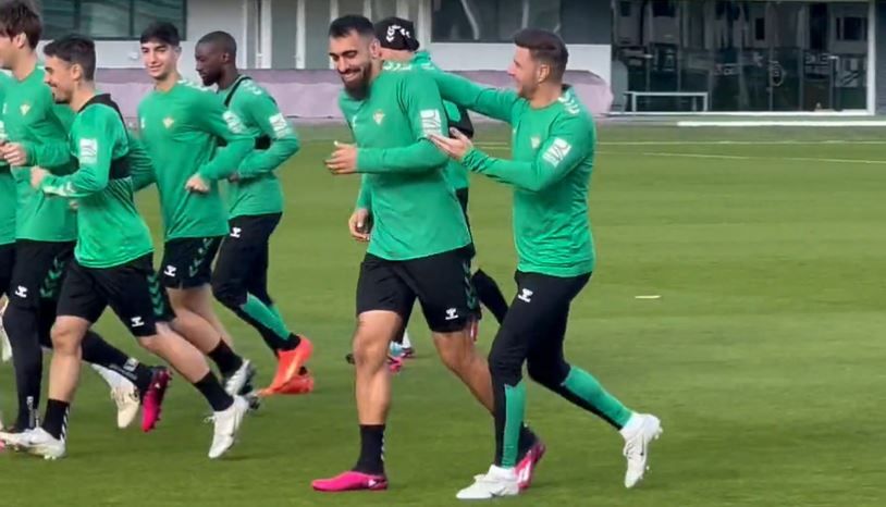 Joaquín Sánchez bromea con Borja Iglesias en pleno entrenamiento del Betis.