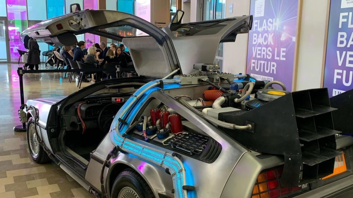 El DeLorean tuneado para incluir los míticos elementos de la película.