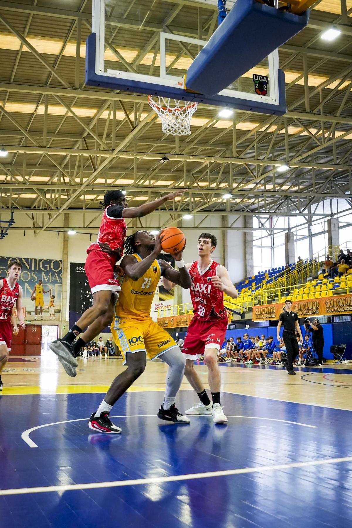 Francisco s'enfila damunt del gegant Miteo durant el partit