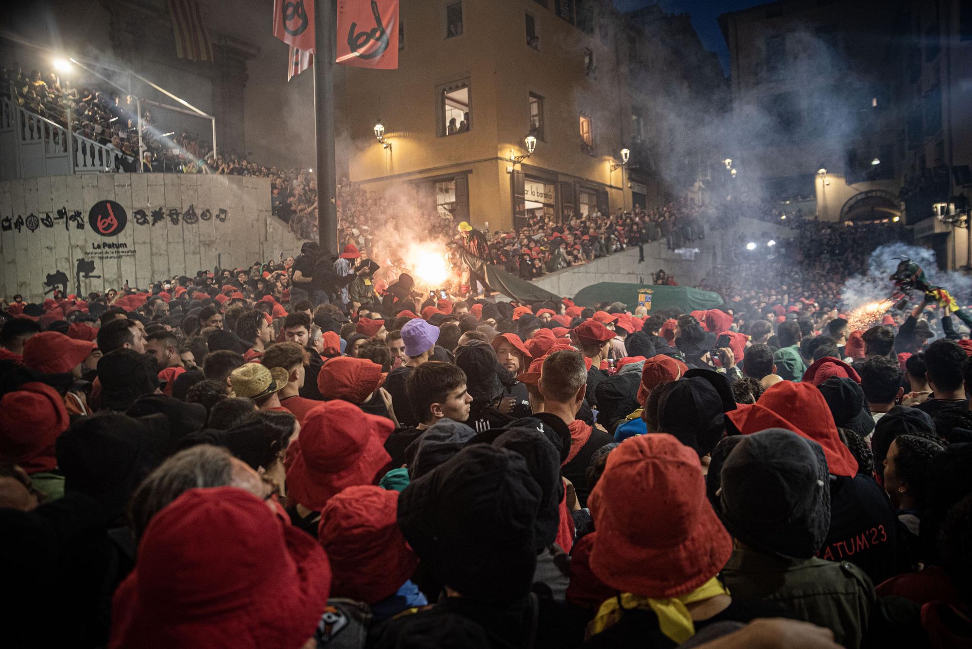 EN FOTOS | Milers de persones omplen la plaça de Sant Pere de Berga per saltar la primera Patum Completa