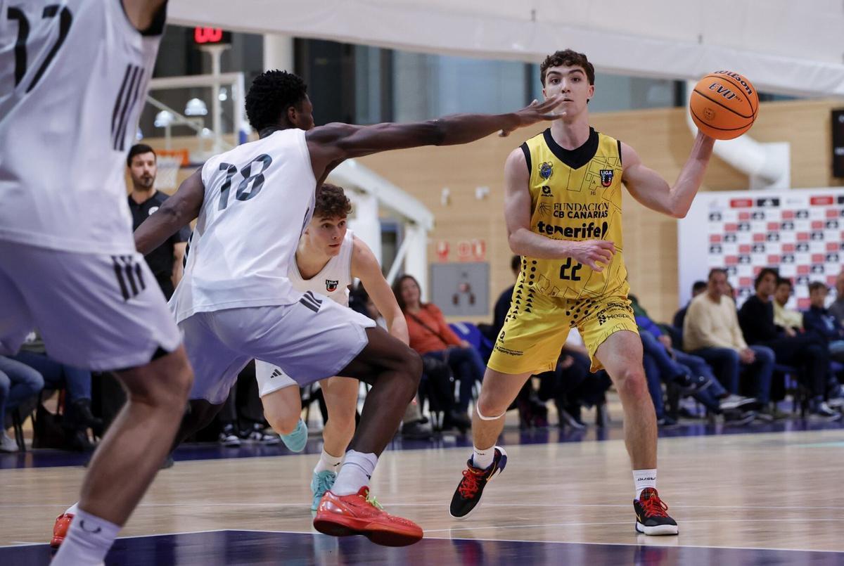 Rafa Rodríguez, a punto de pasar la pelota a un compañero. | CBC