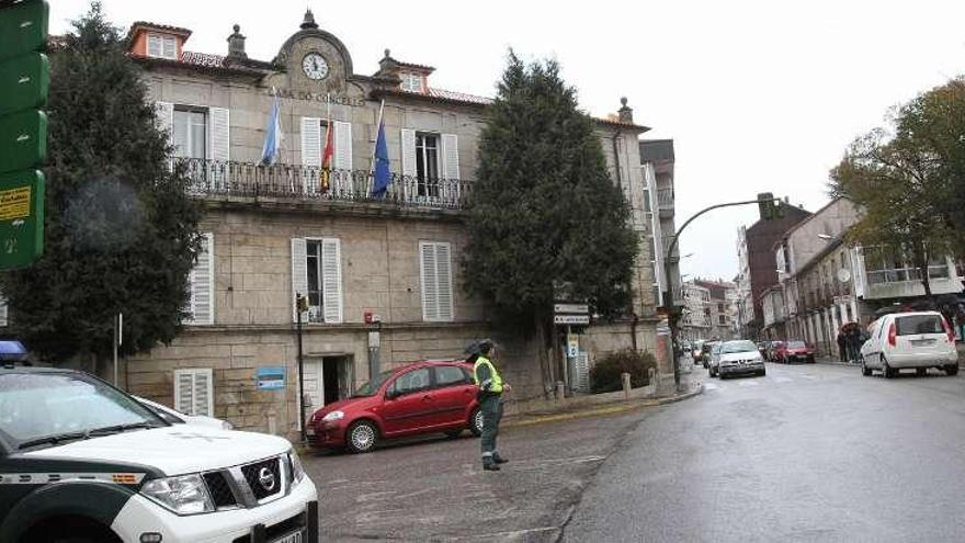 Un agente de la Guardia Civil, en la intersección de Bande donde está la casa consistorial.  // Iñaki Osorio