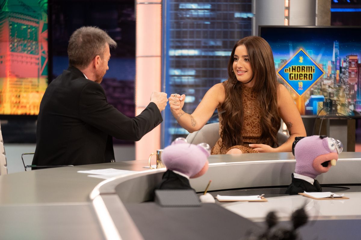 Lola Índigo en su visita a 'El Hormiguero' junto a Pablo Motos