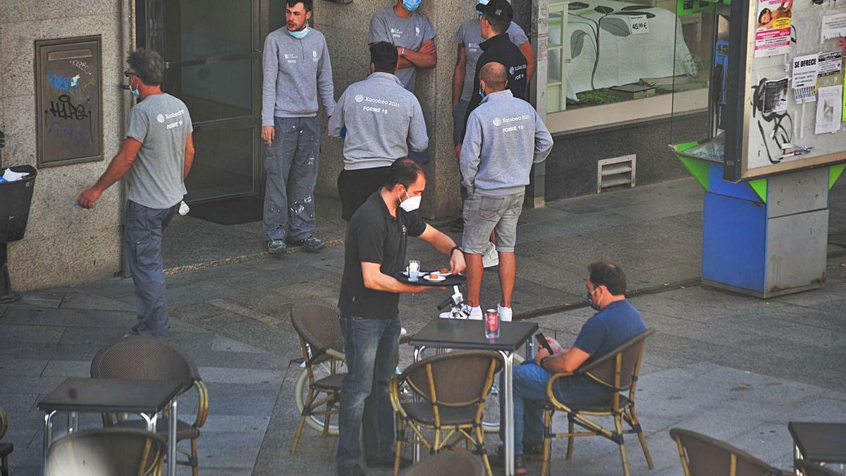 Un trabajador del sector de la hostelería. |   // IÑAKI ABELLA