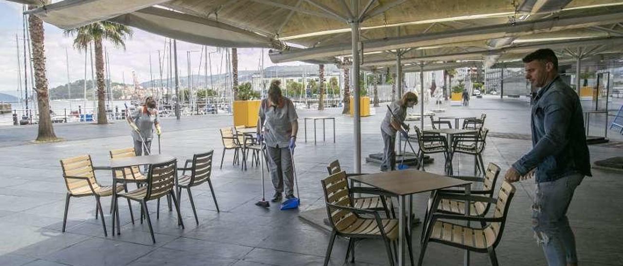 Preparativos, ayer, para la apertura de la terraza del Centro Comercial A Laxe. // R. Grobas