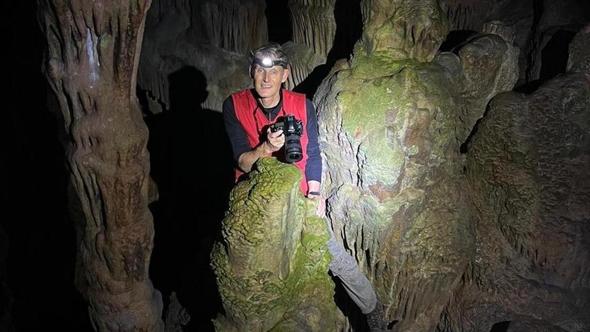 La misión francesa que ha descubierto cientos de inscripciones de soldados de Napoleón en una cueva de Cabrera. AASCAR