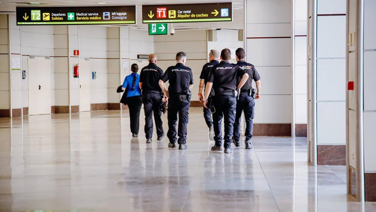 Un grupo de agentes de la Policía Nacional en el aeropuerto de Barajas.