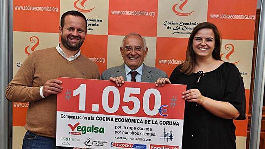 Entrega del cheque de la donación, ayer, en A Coruña.