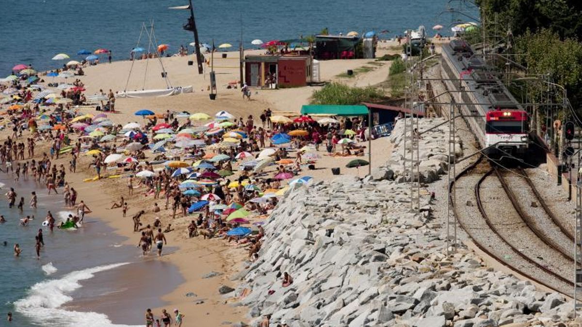 Un tren pasa al lado de una de las múltiples playas catalanas.