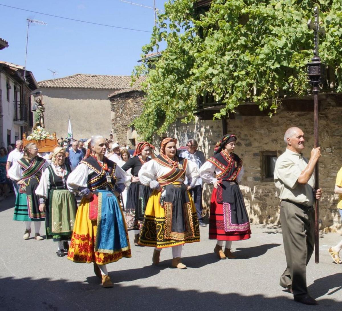 Procesión de san Roque con varias mujeres vestidas de alistanas. | Ch. S.