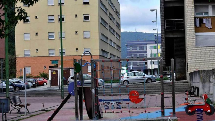 El barrio de Santullano, con una zona de juegos infantiles en primer término.