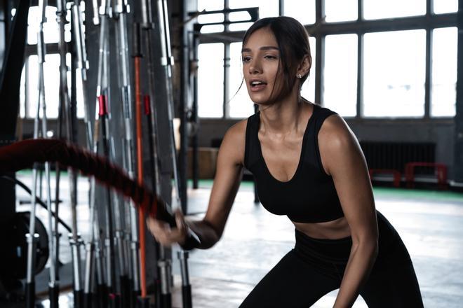 Mujer practicando deporte intenso