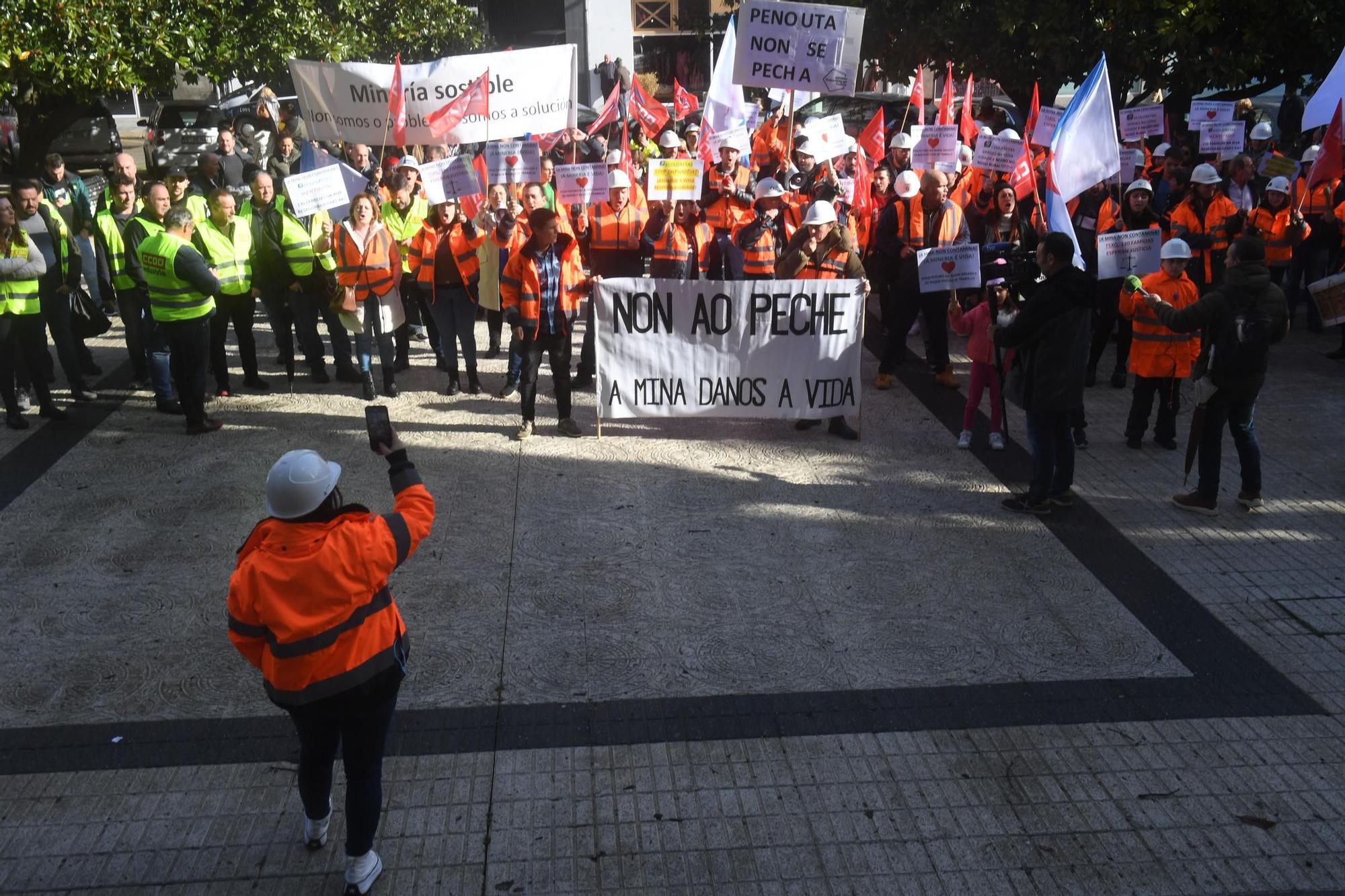 Protesta ante el Tribunal Superior de Xustiza por el cierre de la mina de Penouta, en Viana do Bolo