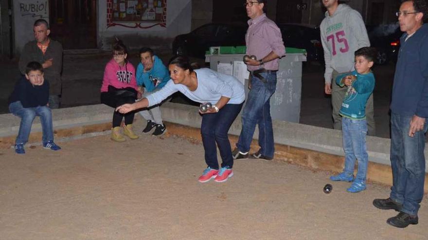 Vecinos de El Puente juegan a la petanca durante el torneo organizado en la localidad.