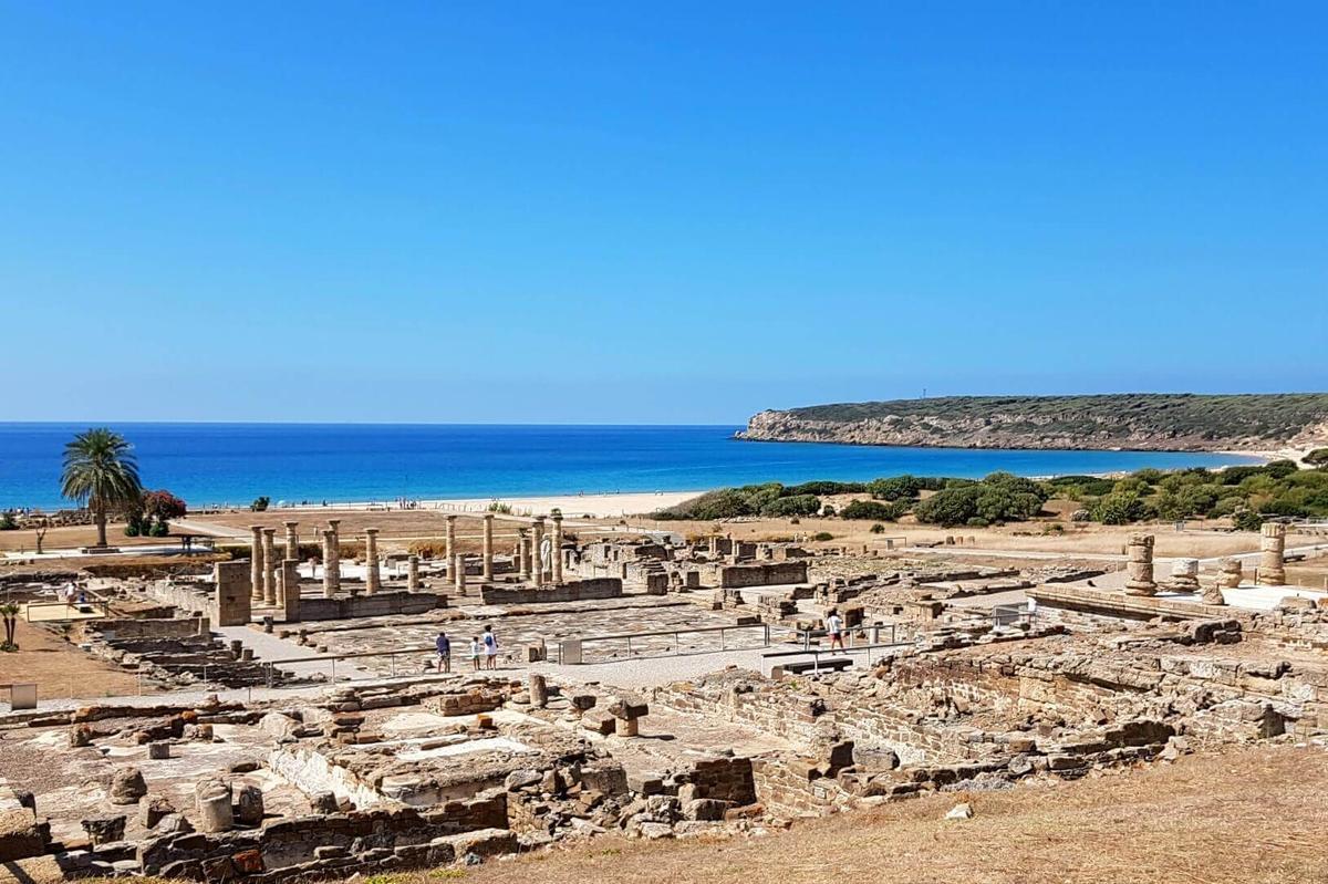 La playa de Bolonia, al fondo, con sus dunas y ruinas romanas