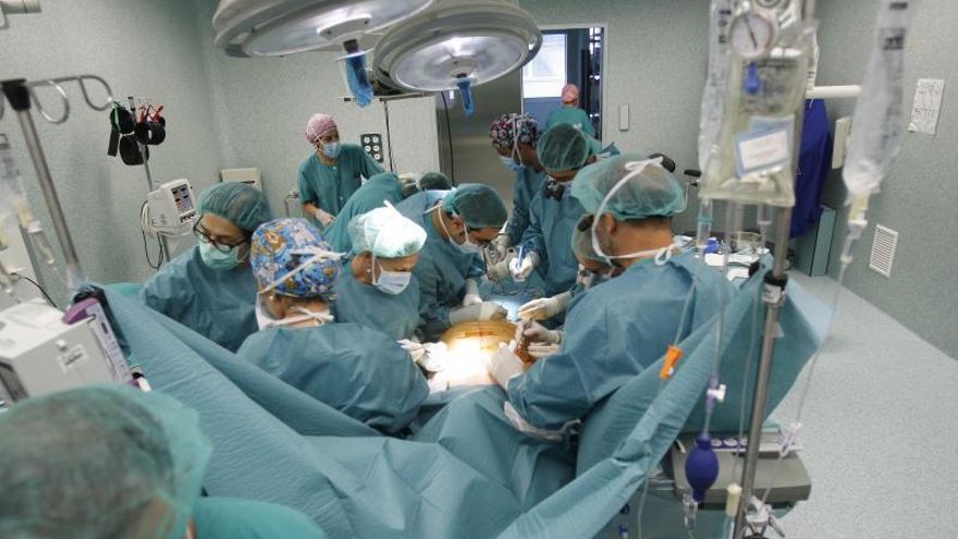 Un equipo médico del hospital Miguel Servet, durante una operación en los quirófanos.