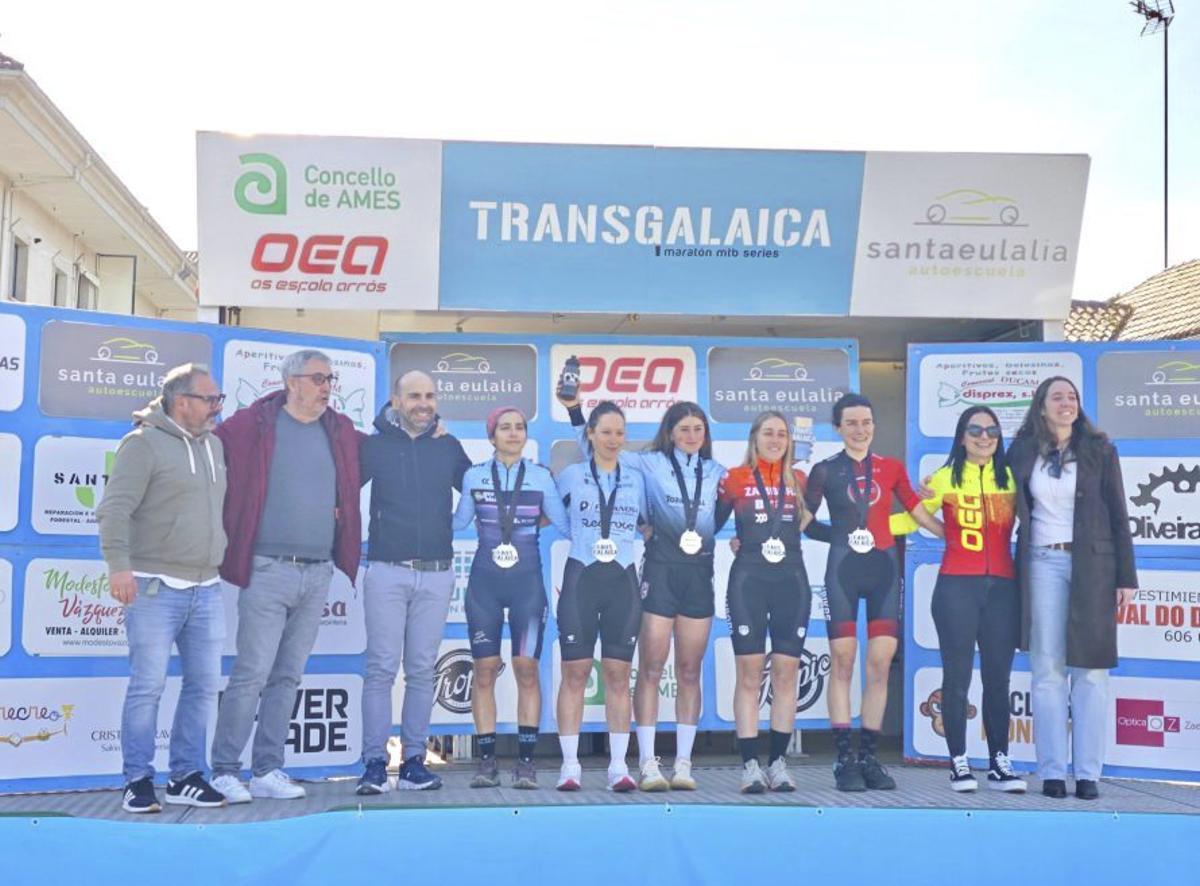 La ciclista dezana, en el centro del podio | BERNABÉ