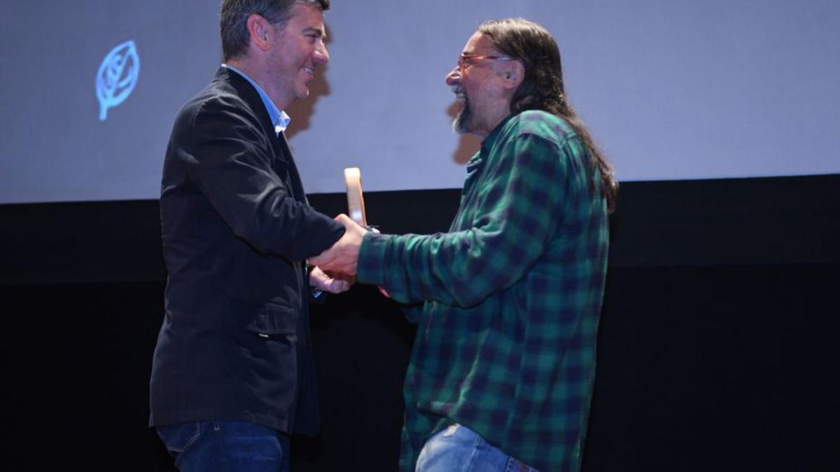 Losada recolle o premio en nome de Pancho Álvarez.   | /C.P.