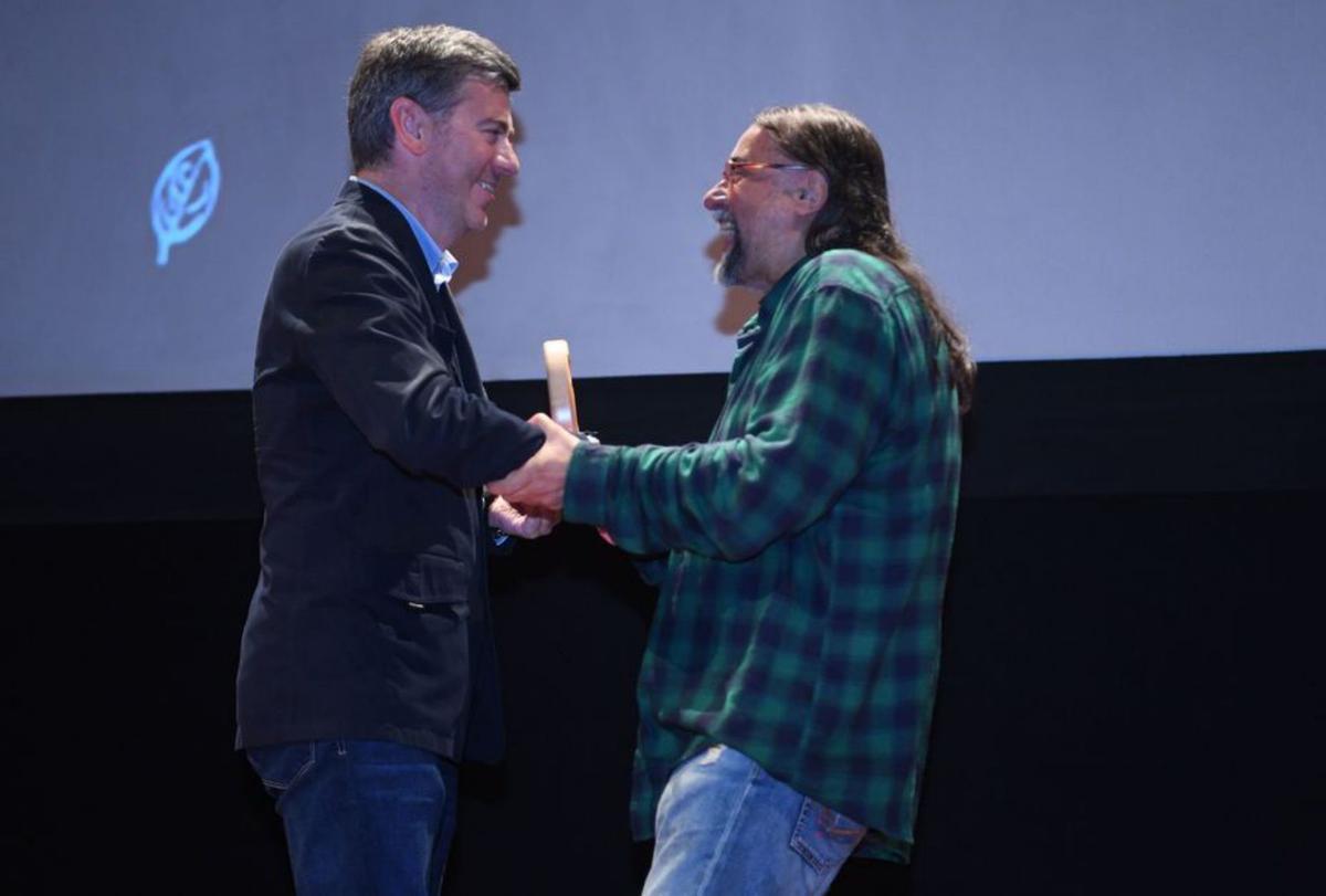 Losada recolle o premio en nome de Pancho Álvarez.   | /C.P.