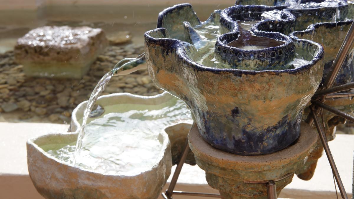 Im Innenhof plätschert die symbolisch aufgeladene Wasserskulptur der Künstlerin Ida Retz Wessberg.