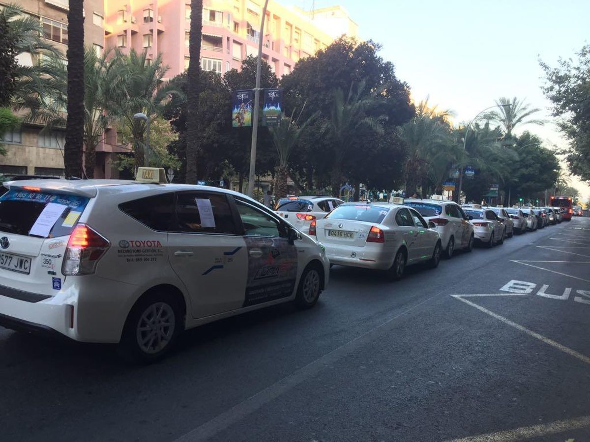Taxistas de Elche y Alicante ocupan las principales calles de la ciudad de Alicante