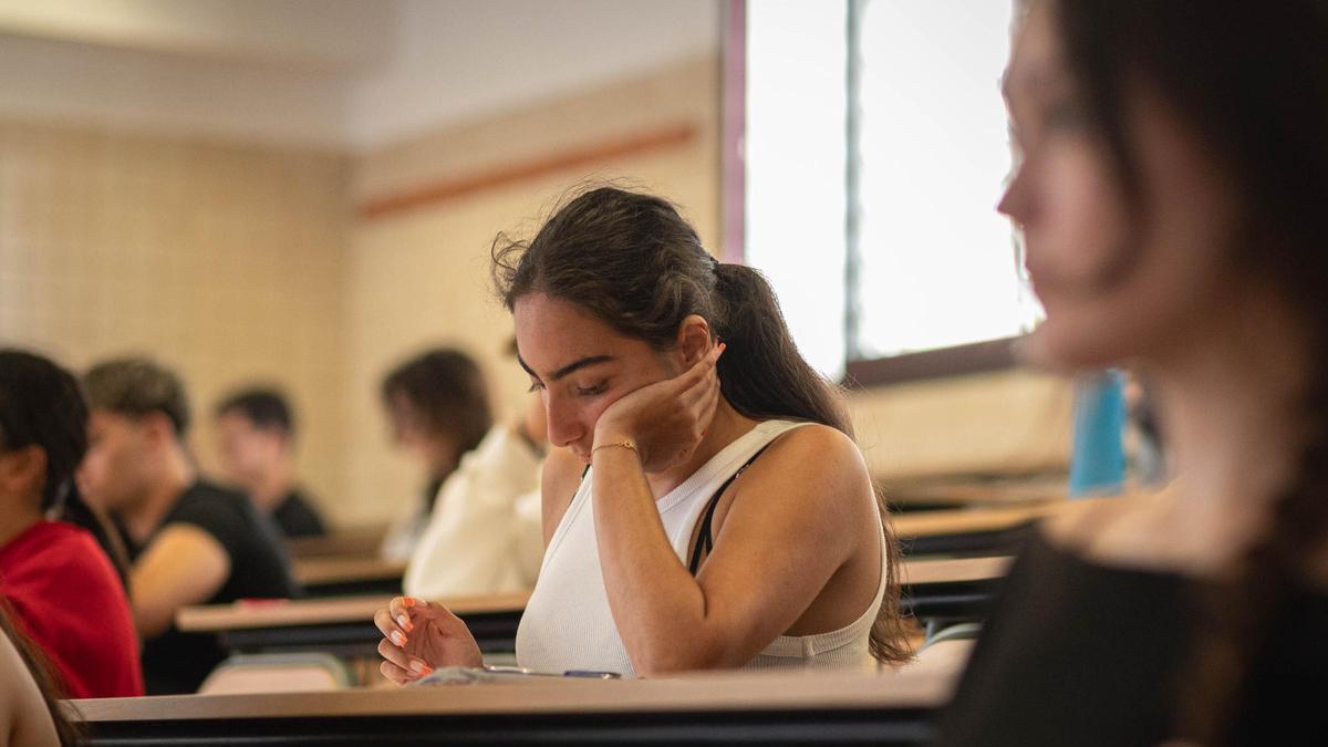 Una alumna se prepara para realizar una prueba de acceso a la universidad en la ULL.