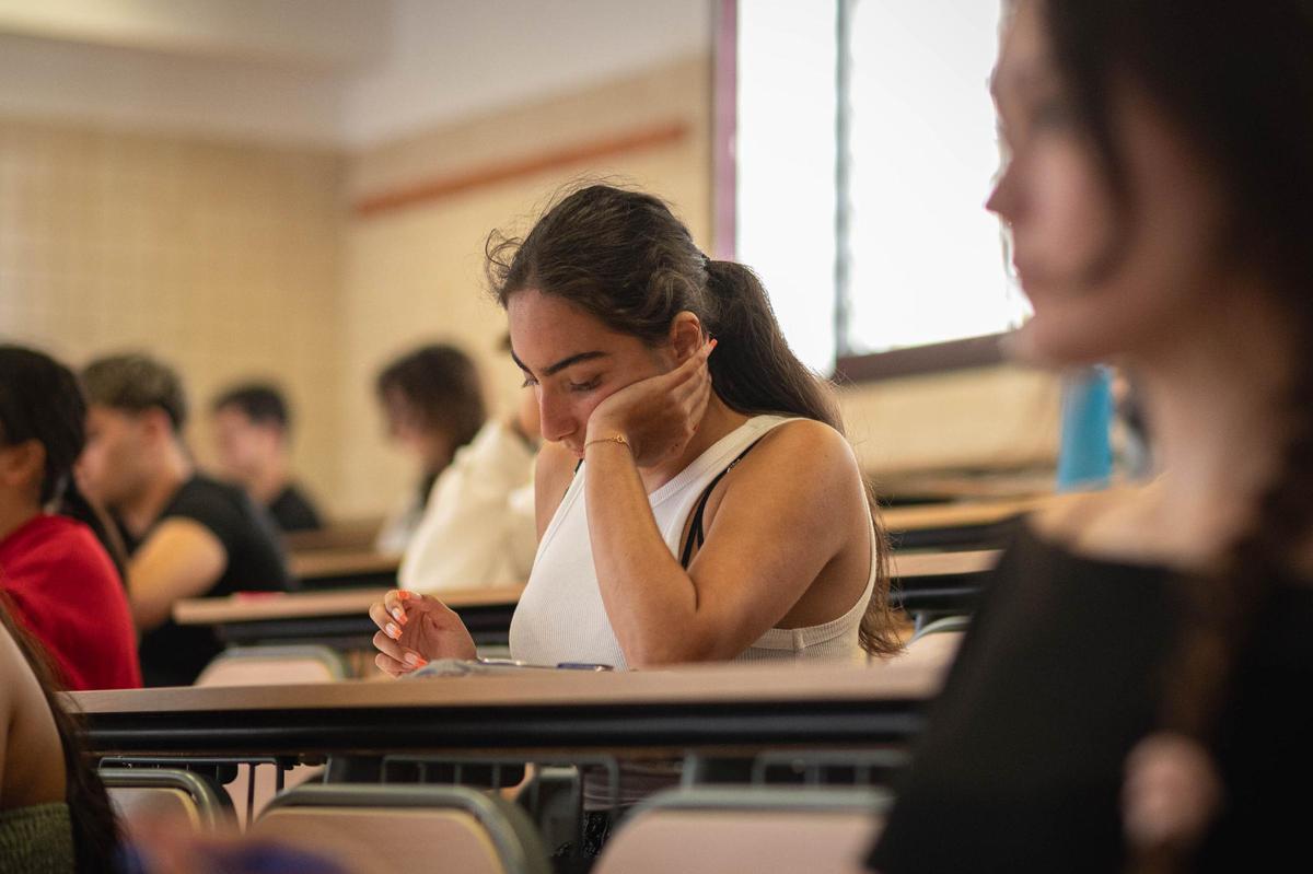 Una alumna se prepara para realizar una prueba de acceso a la universidad en la ULL.