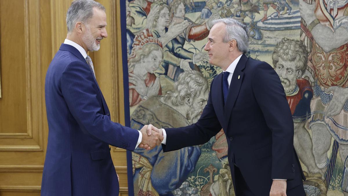 Felipe VI estrecha la mano al presidente de Aragón, Jorge Azcón.