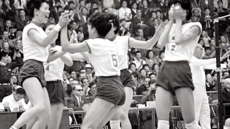 Las jugadoras, con Kasai a la izquierda, celebran el último punto de la final olímpica de Tokio.