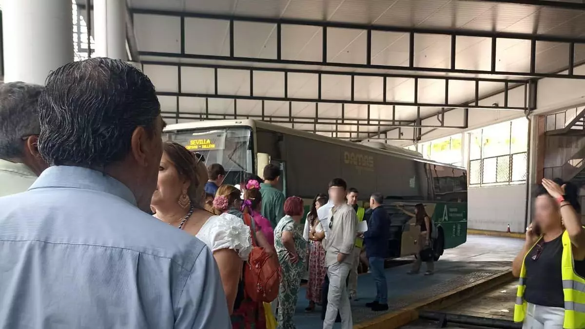 Retenciones en la A-49 y retrasos para llegar a la aldea de El Rocío en autobús: "Llegan a cuentagotas"