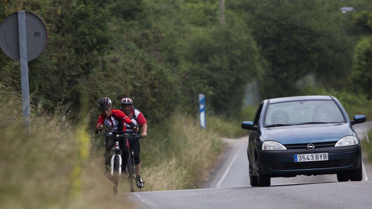 Ciclistas en la subida al Naranco. C