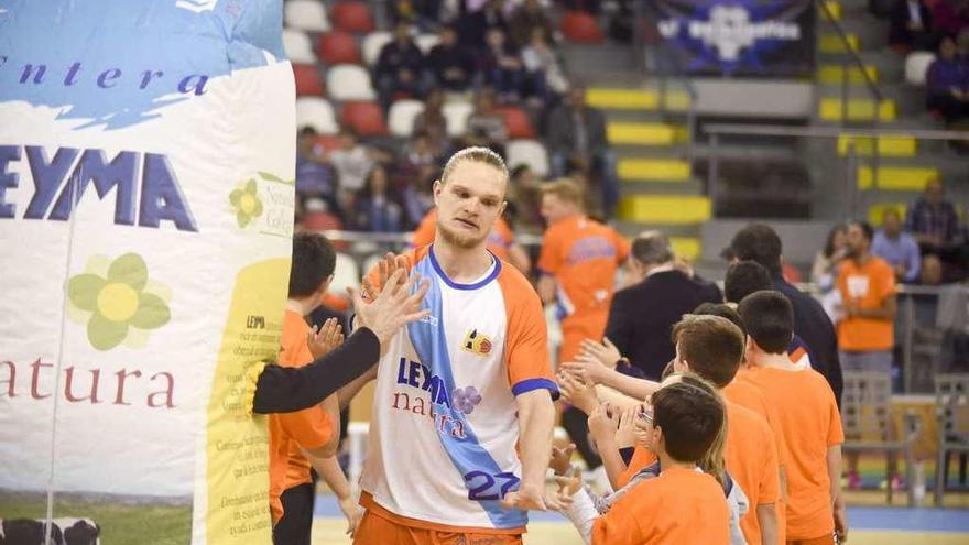 Sabonis saluda a los niños de la cantera y a Leymito antes de un partido en Riazor.