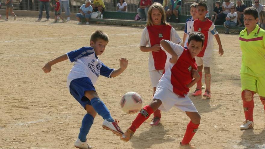 Imagen de un partido de fútbol base.