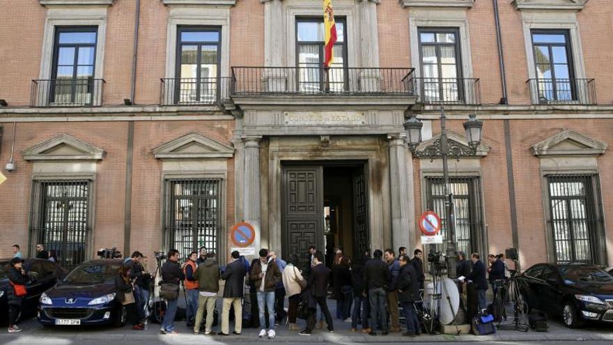 Periodistes esperant a l&#039;exterior de la seu del Consell d&#039;Estat, a Madrid.