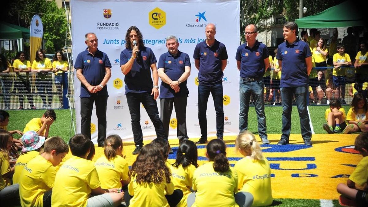 Puyol habla a los niños en la inauguración del campo de fútbol de la Fundación Cruyff en La Pobla de Segur.