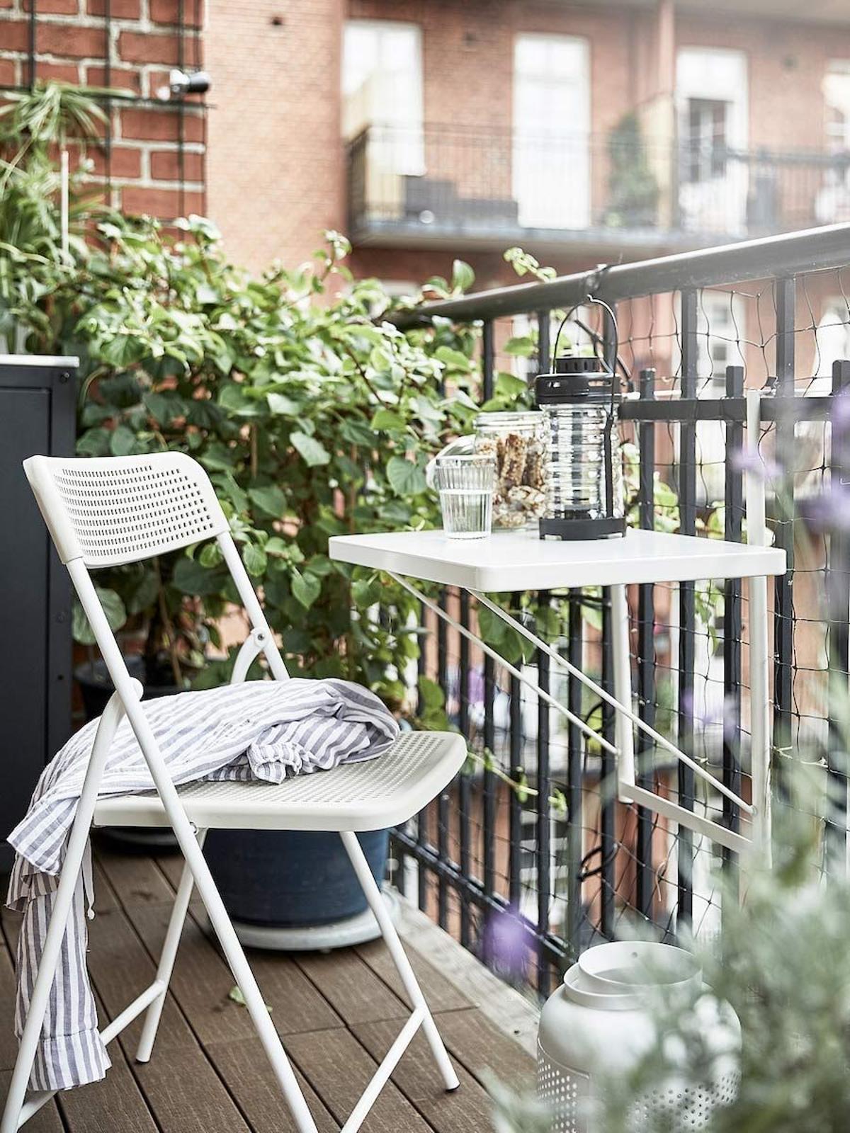 Las mejores mesas para balcón plegables: perfectas para los balcones minis