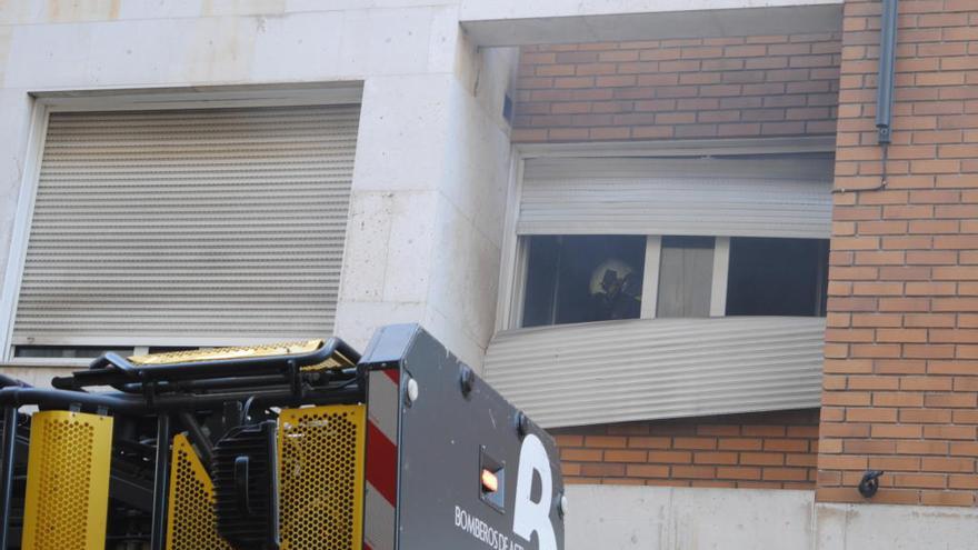 Arde una cocina de la calle Párroco Fernández Pedrera de Pola de Siero