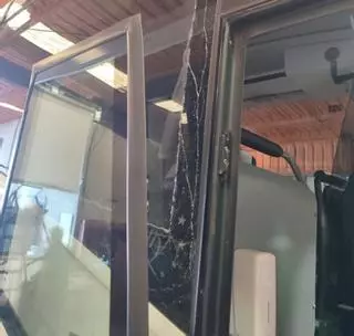 Un bus de la línea Pontedeume-Ferrol sufre tres impactos en la carrocería y una ventana