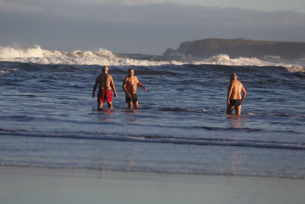 Bañistas en la playa de Salinas