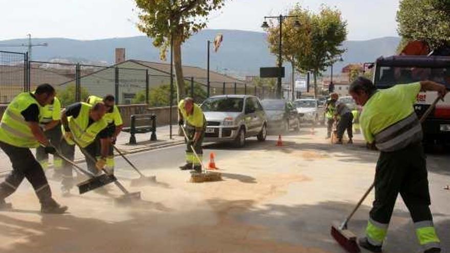 Una mancha de aceite dificulta el tráfico en Alcoy