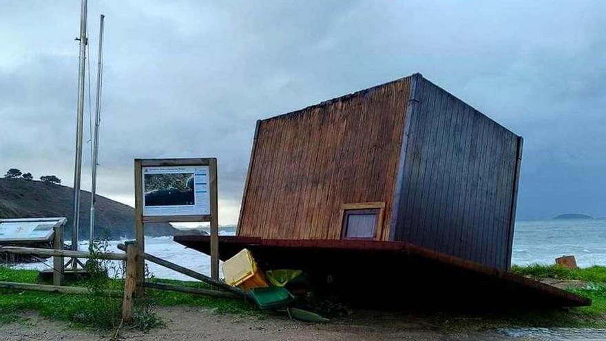 Estado en el que quedó el módulo de la playa de Bascuas. // FdV