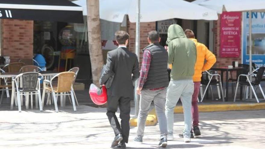 Los tres detenidos, acompañados de su abogado, a su salida de los juzgados tras quedar en libertad.