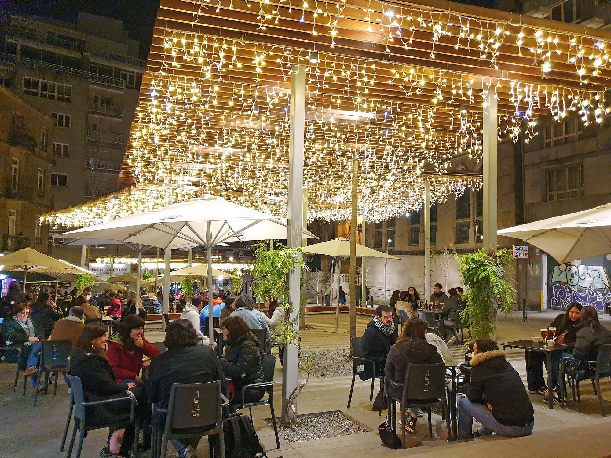 Aspecto de la plaza de la Ronda de don Bosco el pasado fin de semana, con las luces navideñas alumbrando las terrazas.   MARTA G. BREA (2).jpg