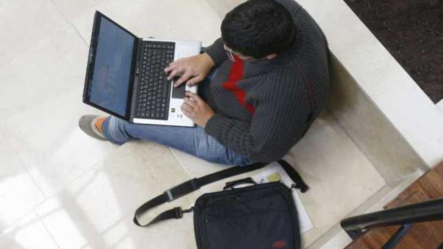 Un adolescente utiliza un ordenador portátil. / rafa estévez