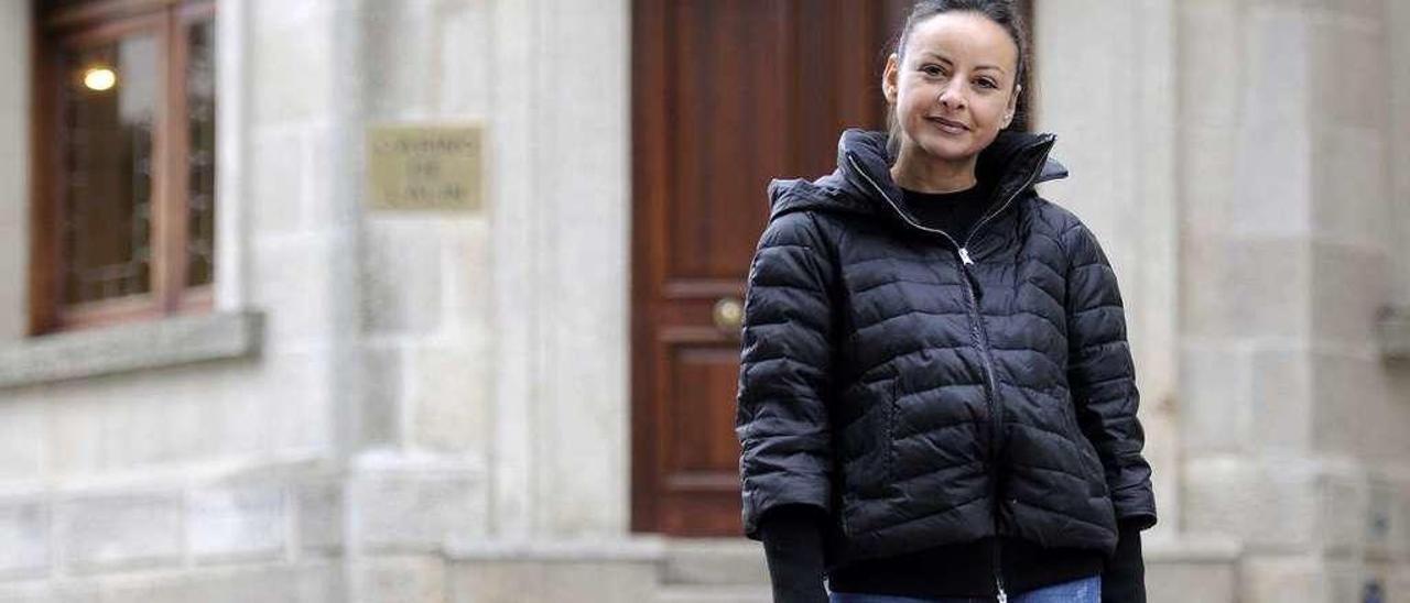 Raquel Chavarrías Casín, ayer, delante del edificio del Casino de Lalín. // Bernabé/Javier Lalín