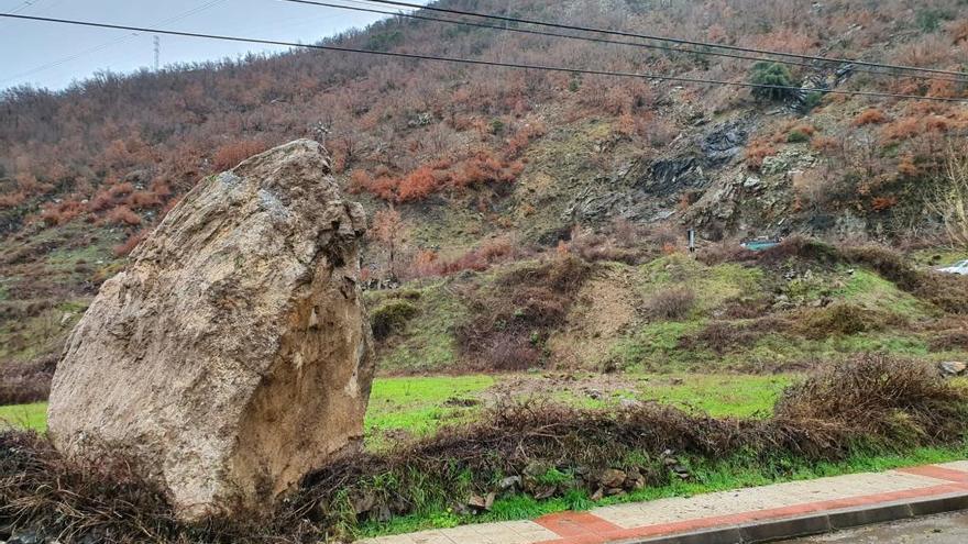 Un argayo interrumpe el tráfico ferroviario entre Asturias y León durante siete horas