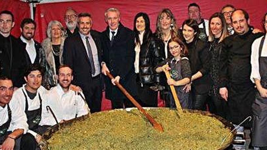 A l&#039;esquerra, foto de grup al voltant de la gran paella on es va coure el trinxat. A la dreta, el poliesportiu de Puigcerdà, ple, a la festa, dissabte