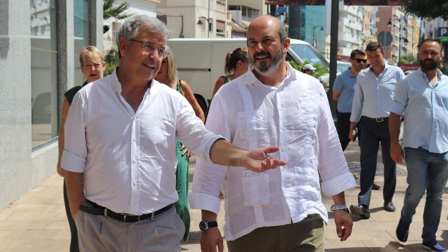 Pedro Rollán, en Estepona junto a José María García Urbano y otros miembros del PP. | LA OPINIÓN