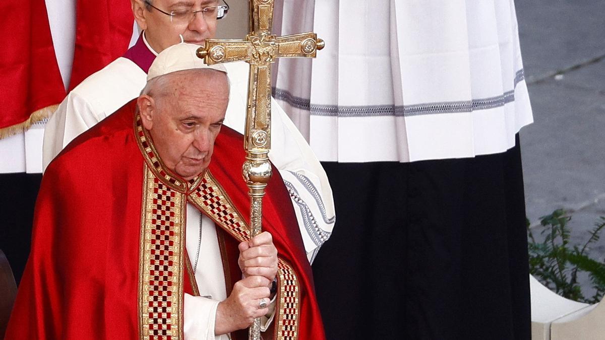 El Papa Francisco durante funeral del ex Papa Benedicto, en la Plaza de San Pedro en el Vaticano.