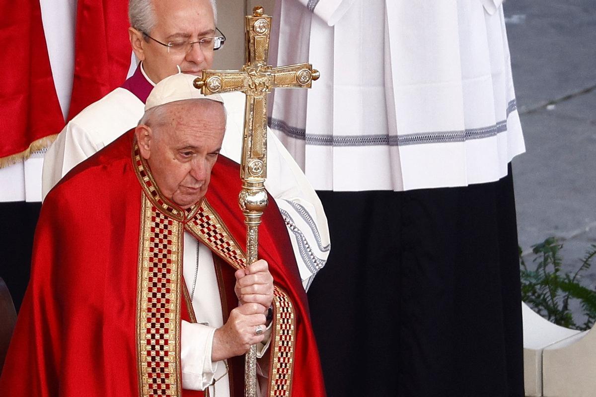 El Papa Francisco durante funeral del ex Papa Benedicto, en la Plaza de San Pedro en el Vaticano.